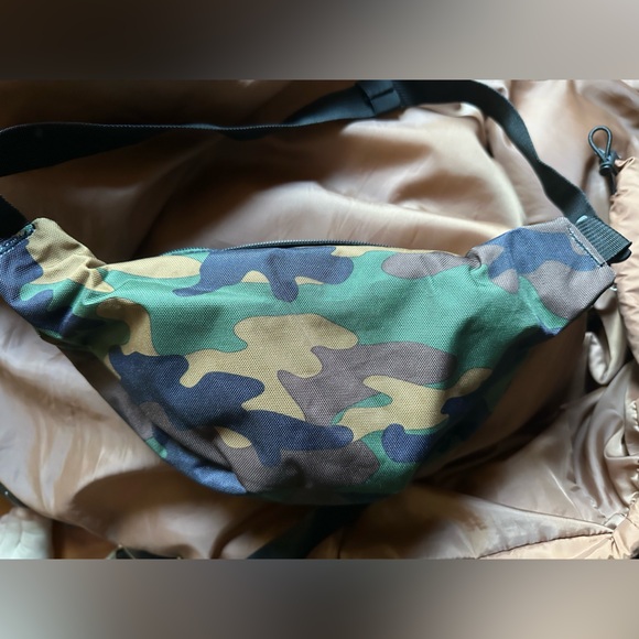 JanSport Fifth Avenue Camo Waist/Fanny Pack - Picture 7 of 8
